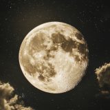 Eclipsa de lună și oglinzile ei nevăzute